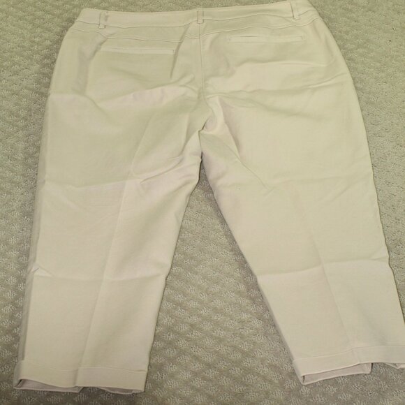 NWOT Chico's So Slimming Women's 3/ 16 Crop Flat Front Khaki Cuffed Pants - Picture 2 of 7